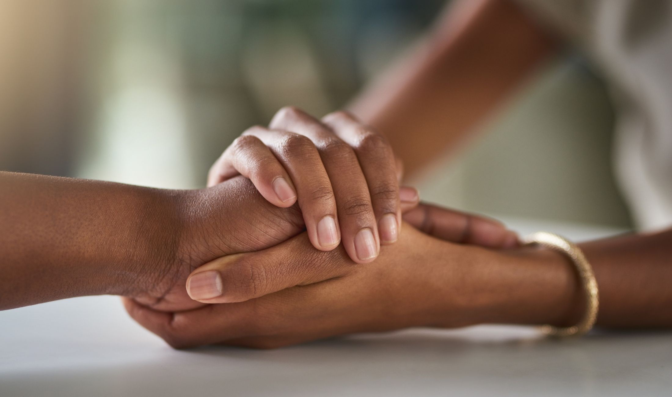 Ambiente acolhedor e tranquilo com luz natural