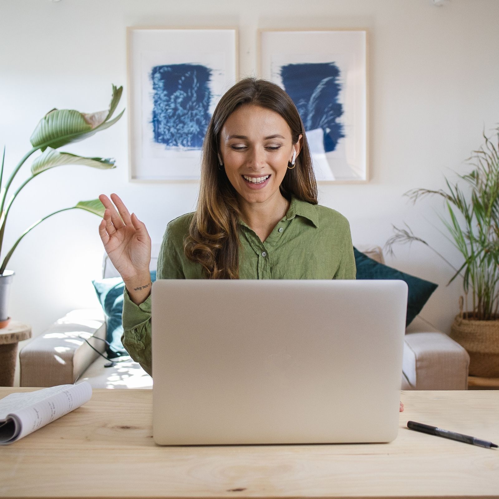 Mulher em um momento introspectivo em casa